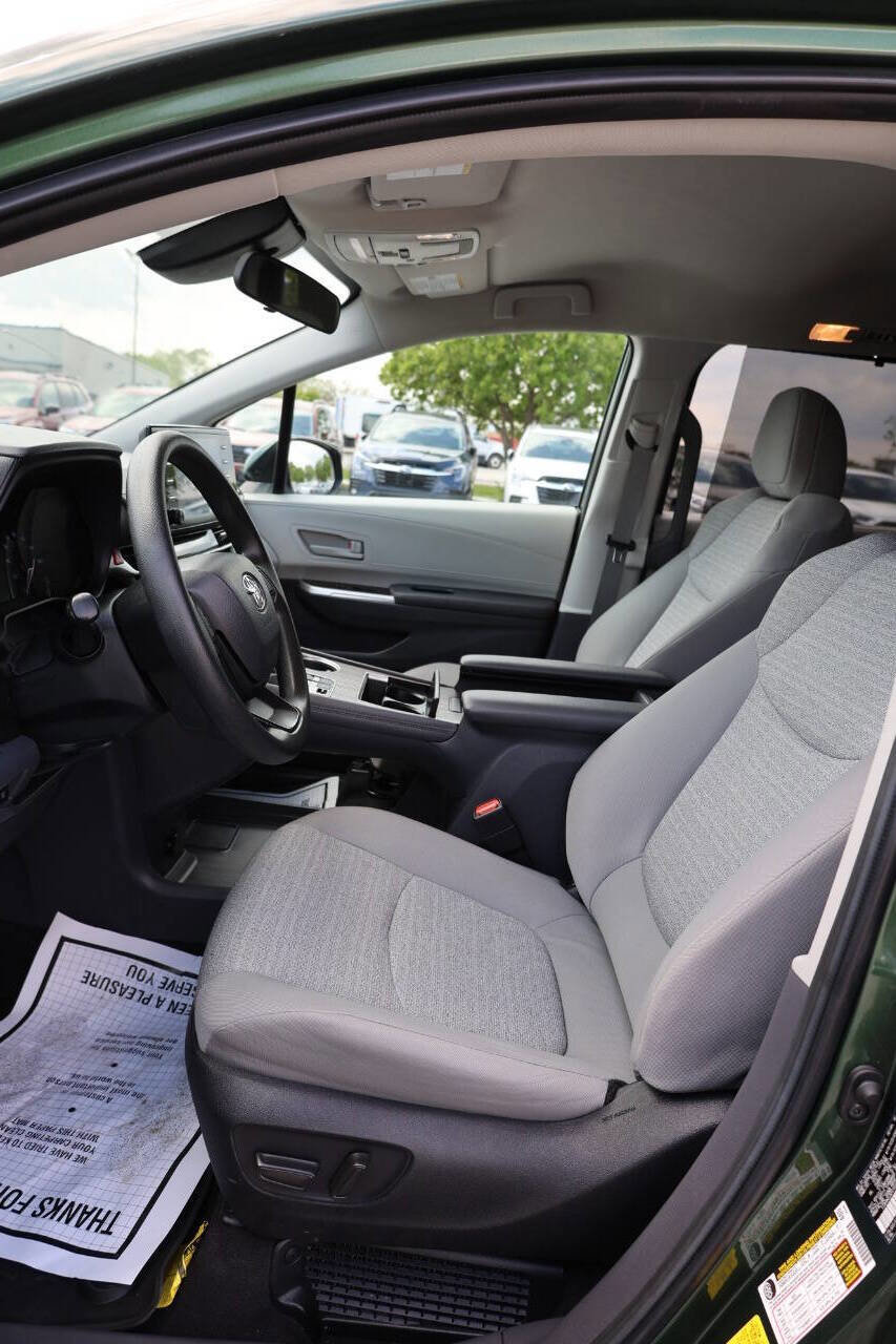 Used 2023 Toyota Sienna LE FWD image 13