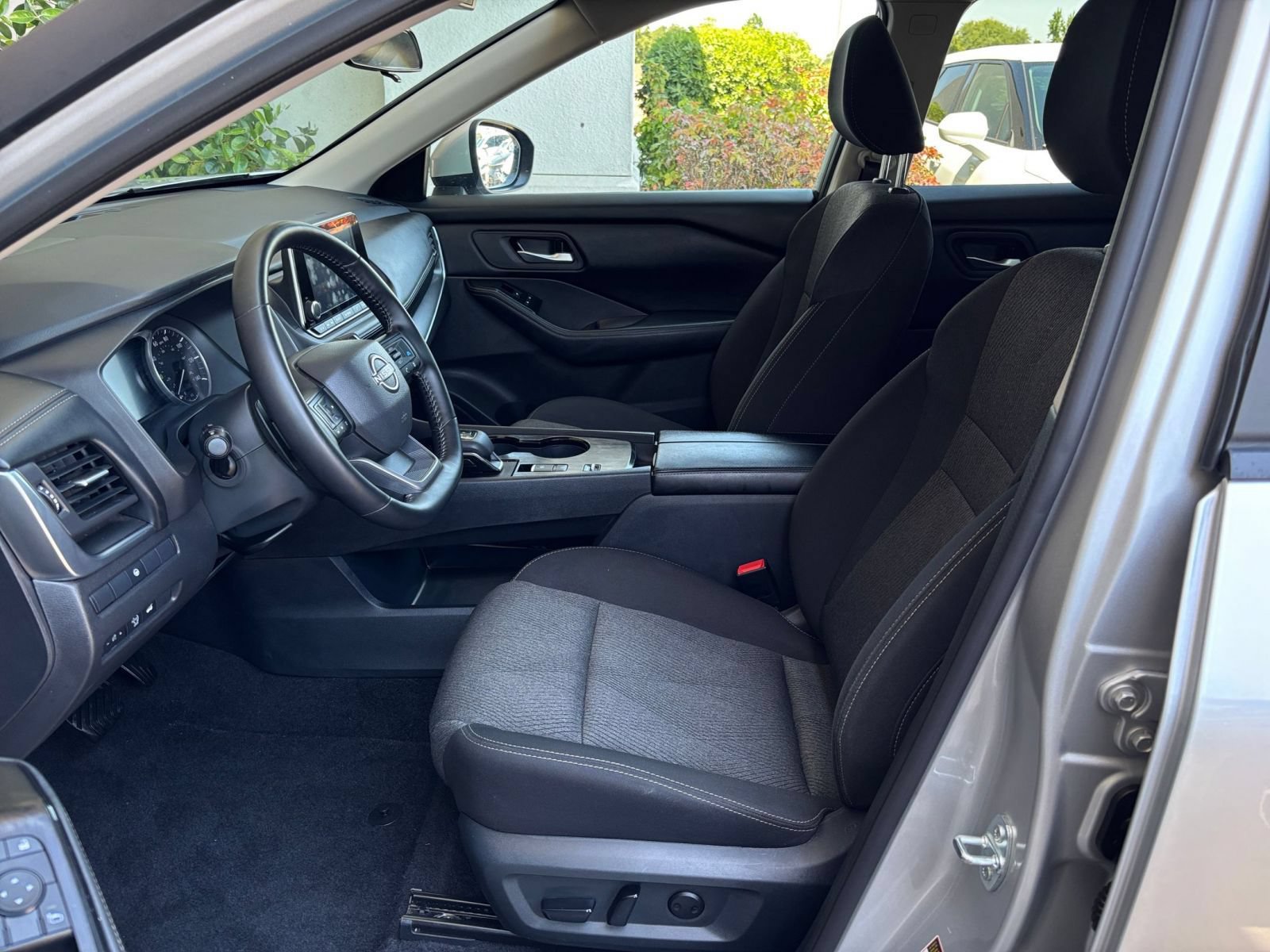 Used 2025 Nissan Rogue SV FWD image 29