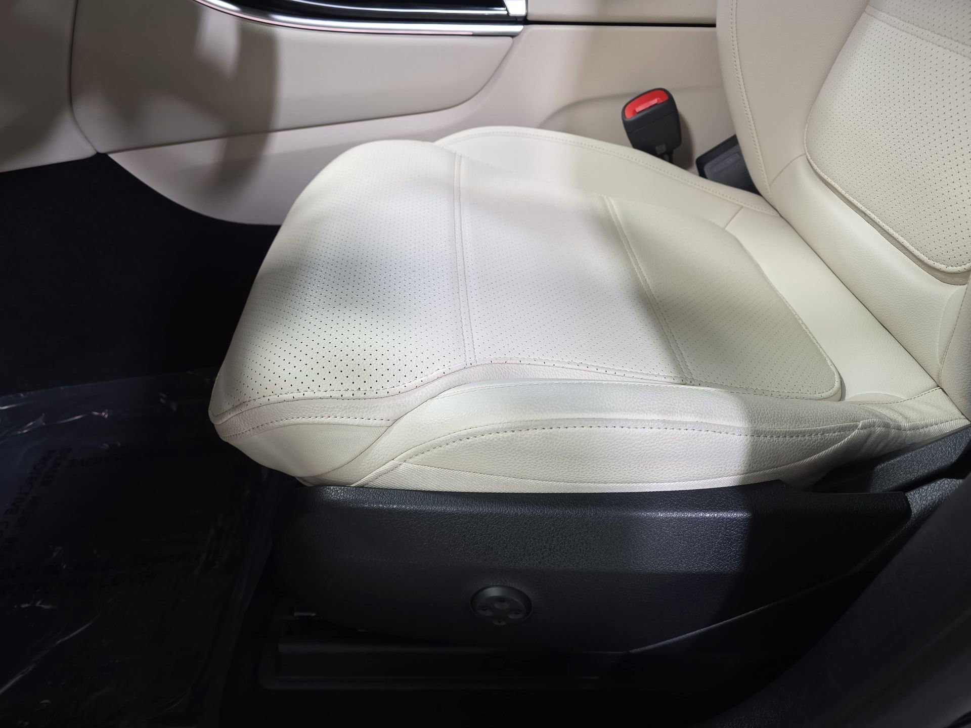 Used 2025 Mercedes-Benz GLC 300 4MATIC image 28