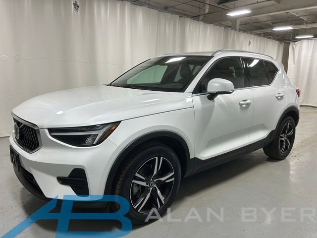 Used 2025 Volvo XC40 B5 Core AWD/4WD image 1