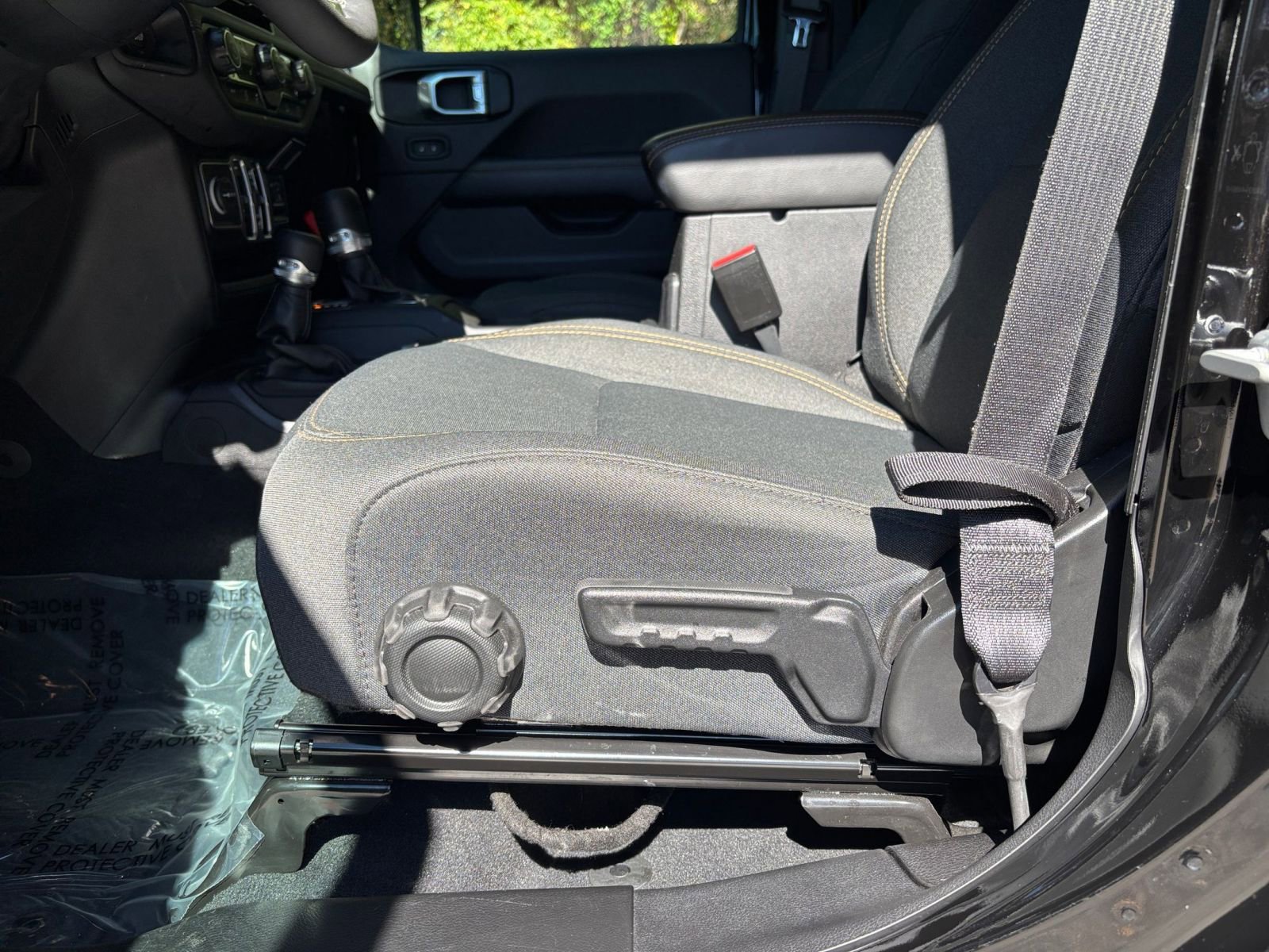 Used 2025 Jeep Wrangler Sahara image 27