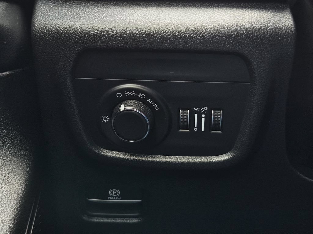 Used 2025 Jeep Grand Cherokee Laredo RWD image 15