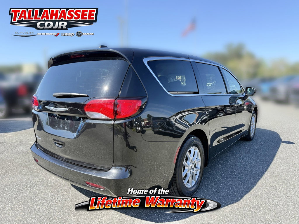 Used 2023 Chrysler Voyager LX FWD image 3
