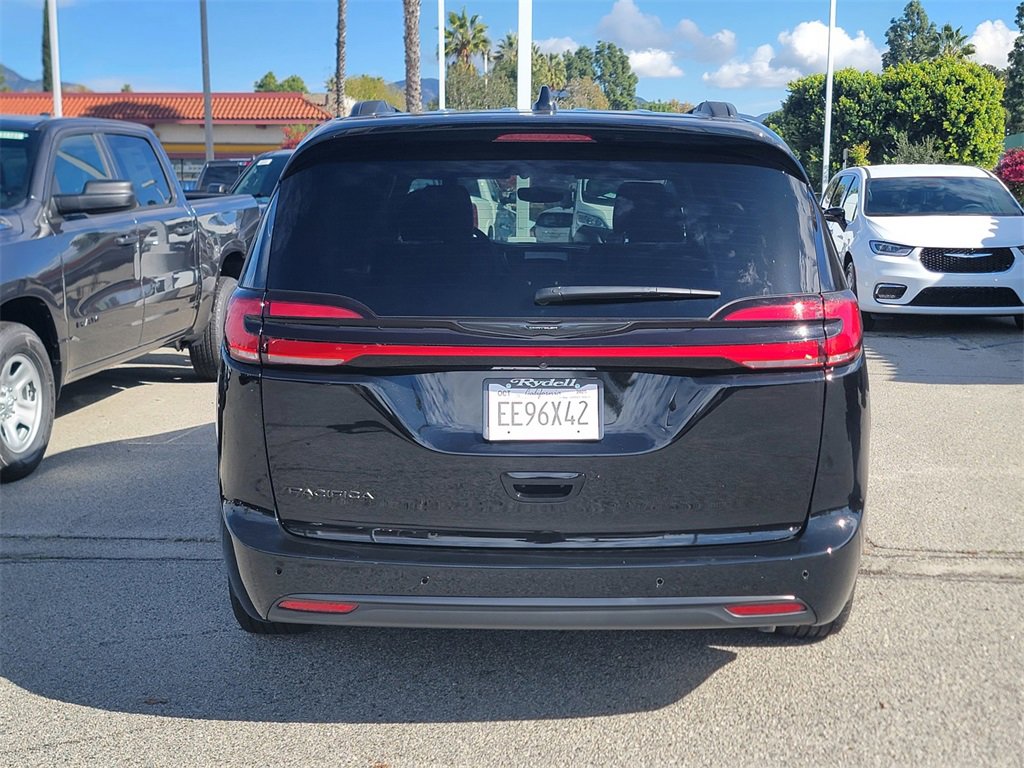 New 2025 Chrysler Pacifica Select w/ Fav Edition Package image 5