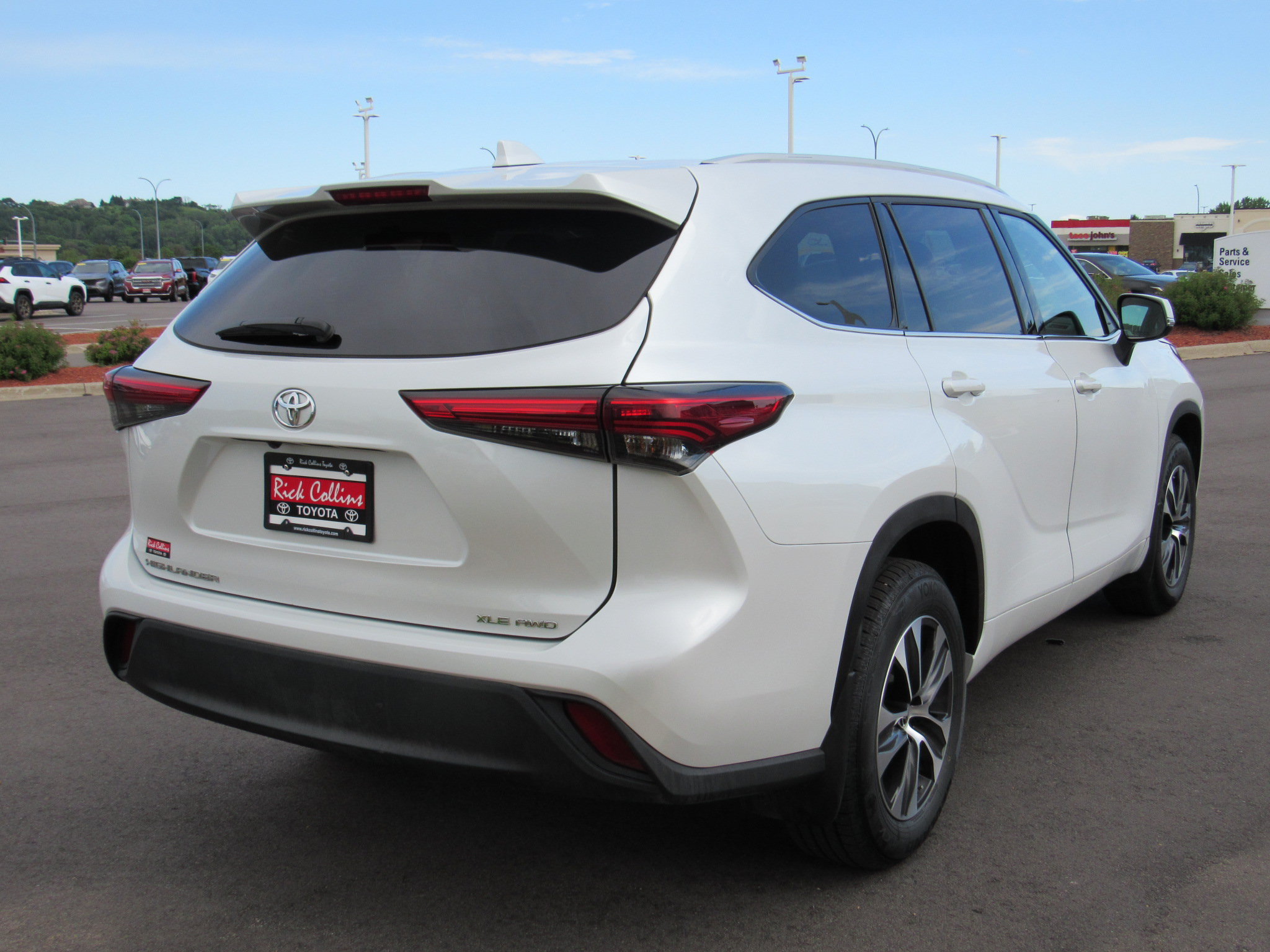 Used 2022 Toyota Highlander XLE AWD/4WD image 6