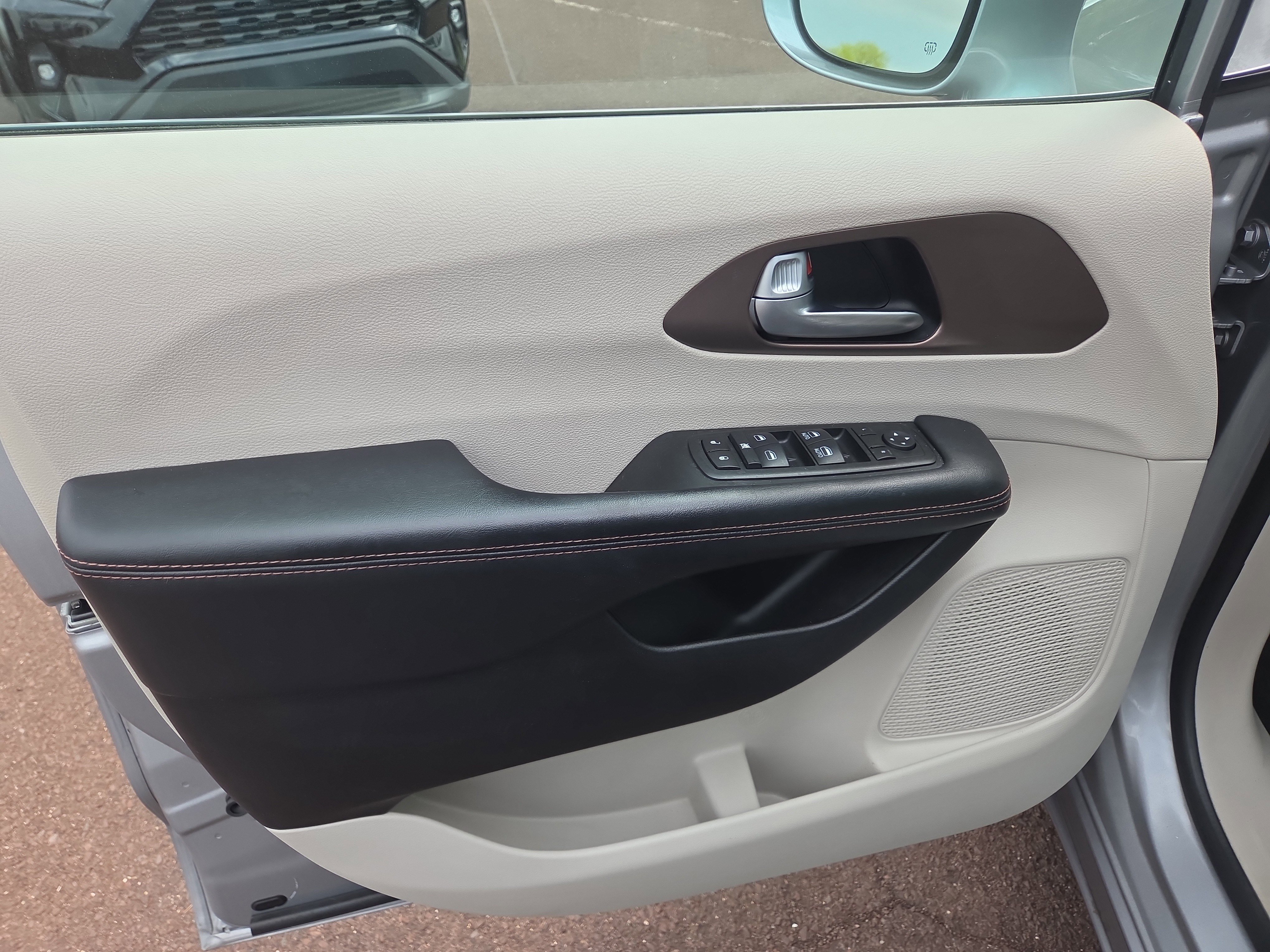 Used 2017 Chrysler Pacifica Touring-L FWD image 14