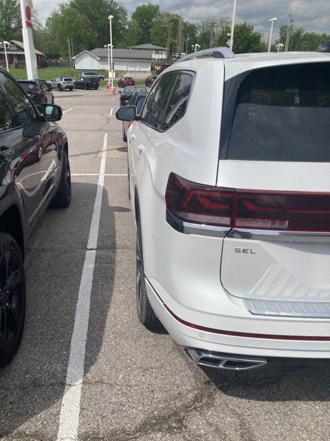 Used 2024 Volkswagen Atlas SEL Premium R-Line AWD/4WD image 6