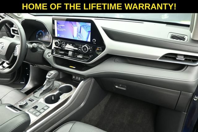 Used 2025 Toyota Highlander Platinum AWD/4WD image 42
