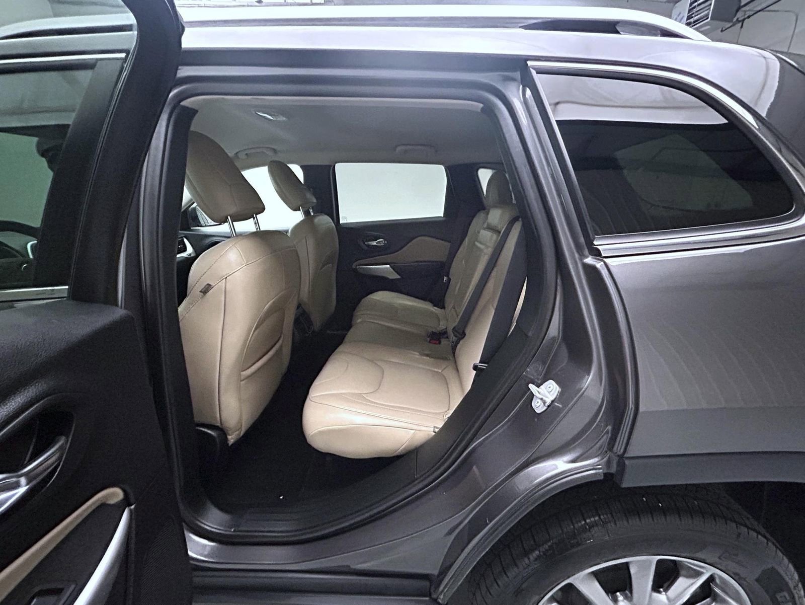Used 2018 Jeep Cherokee Limited AWD/4WD image 19