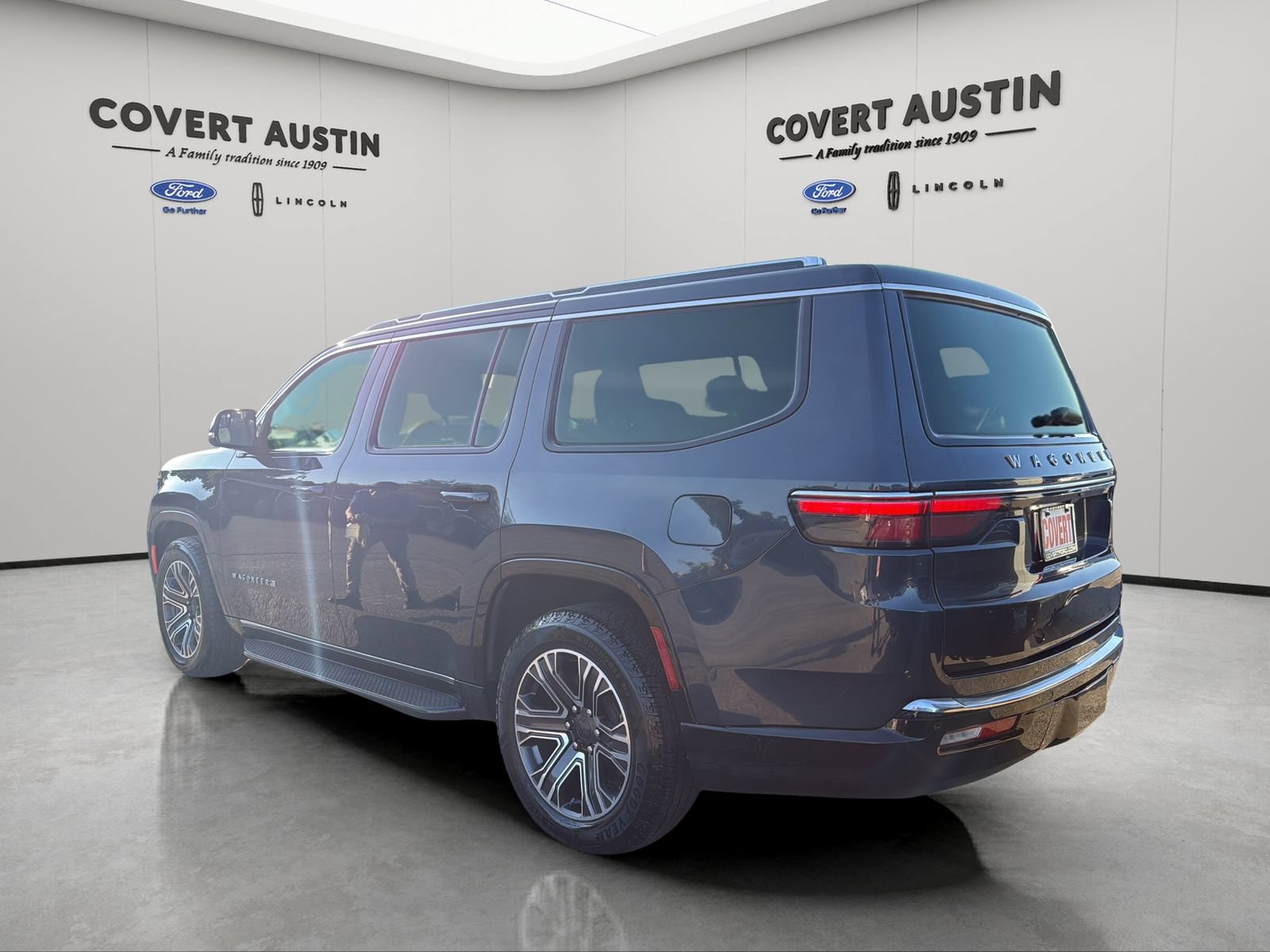 Used 2024 Jeep Wagoneer Series II w/ Flexible Seating Group AWD/4WD image 3