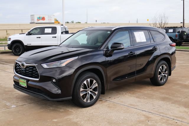 Used 2022 Toyota Highlander XLE AWD/4WD image 3