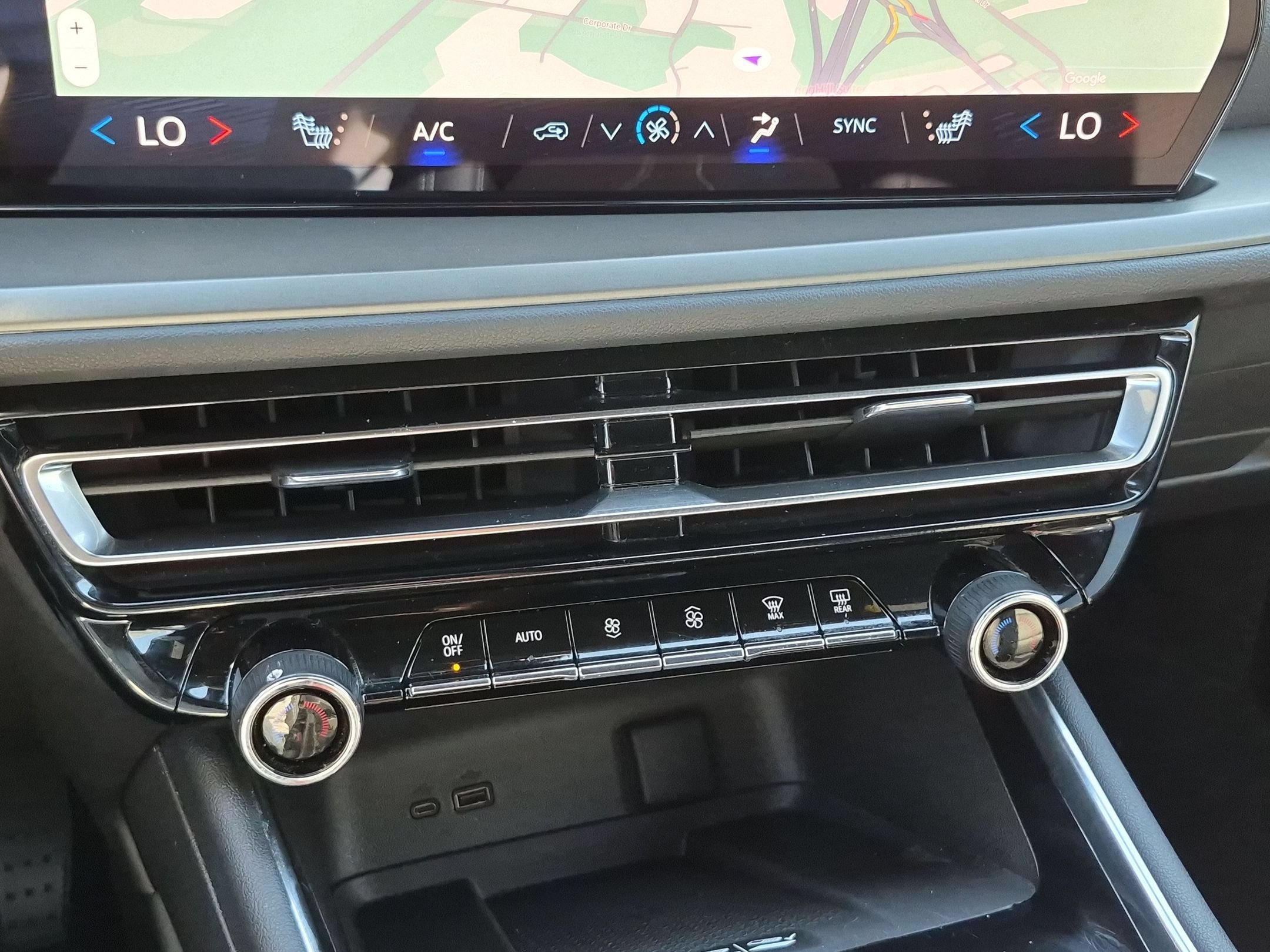 Used 2025 Chevrolet Traverse LT FWD image 25