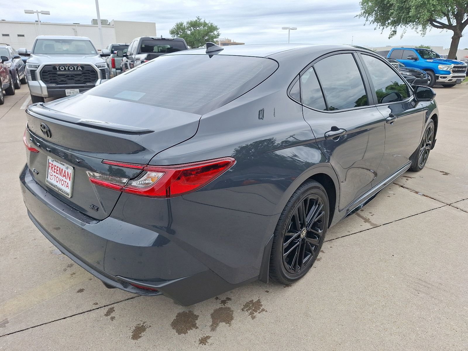 Used 2025 Toyota Camry SE FWD image 6
