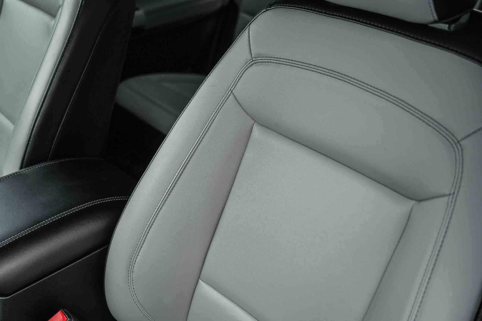 Certified 2021 Ford Explorer XLT w/ Equipment Group 202A RWD image 24