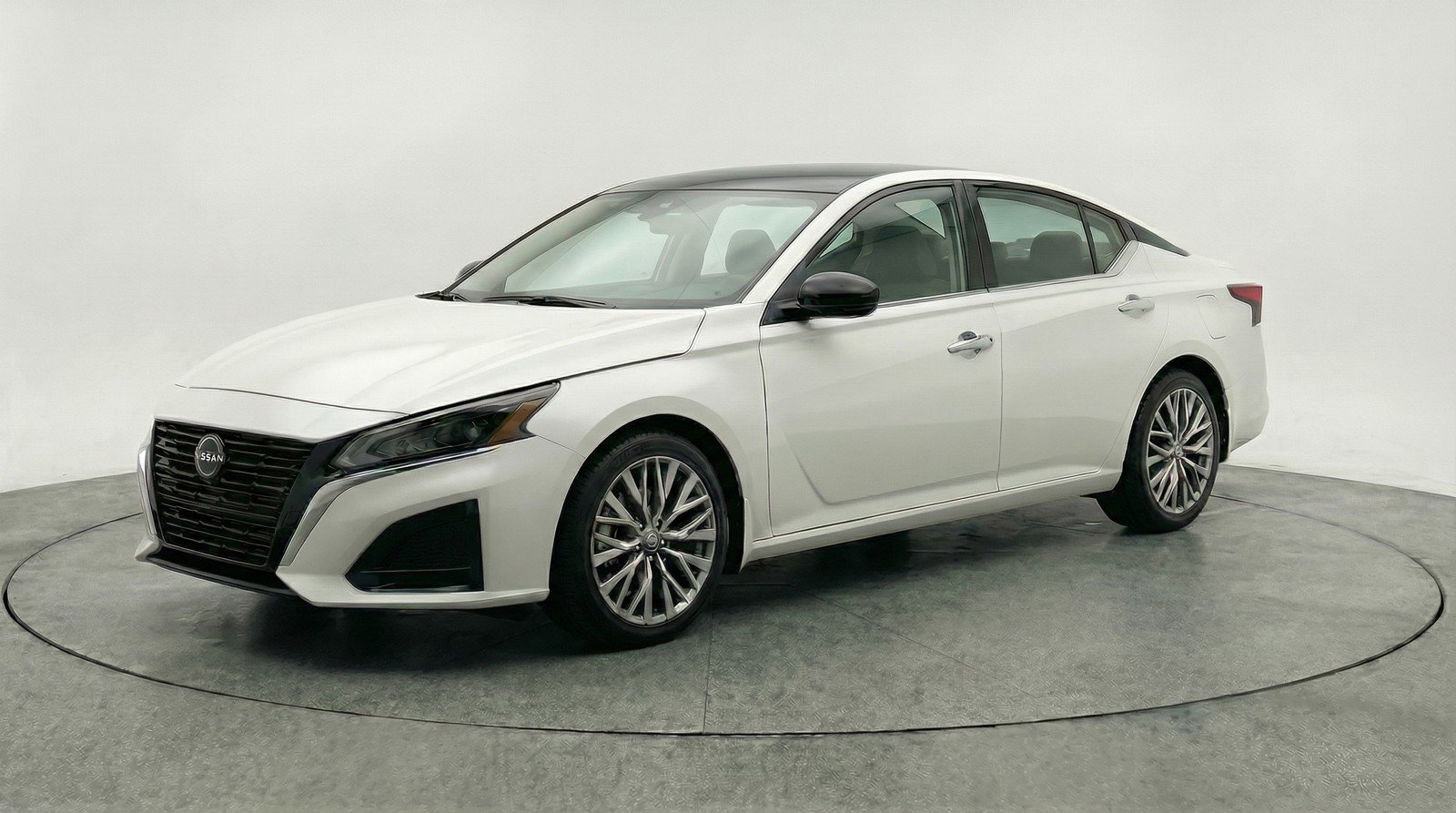 Used 2025 Nissan Altima 2.5 SV FWD image 3