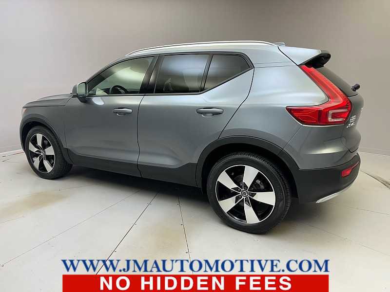 Used 2019 Volvo XC40 T5 Momentum image 3