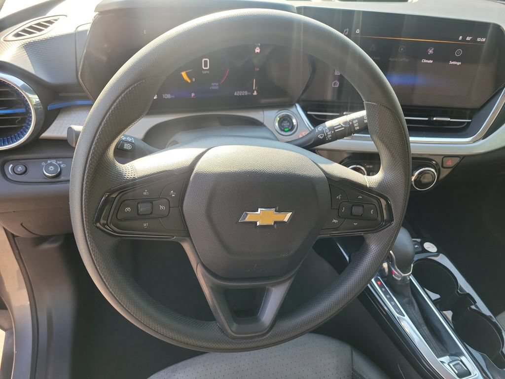 Used 2025 Chevrolet Trax LT FWD image 27