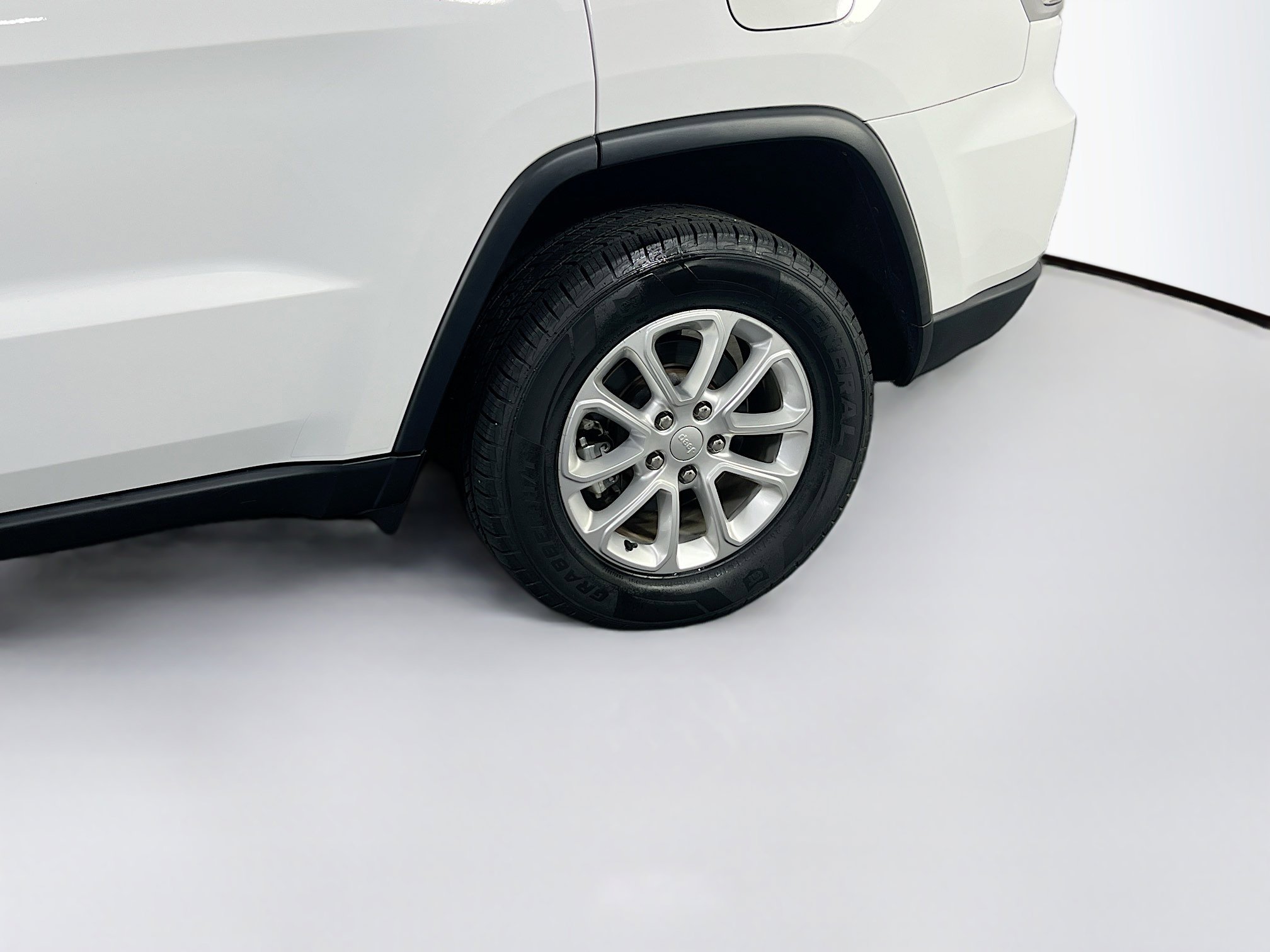 Used 2022 Jeep Grand Cherokee Laredo E image 28