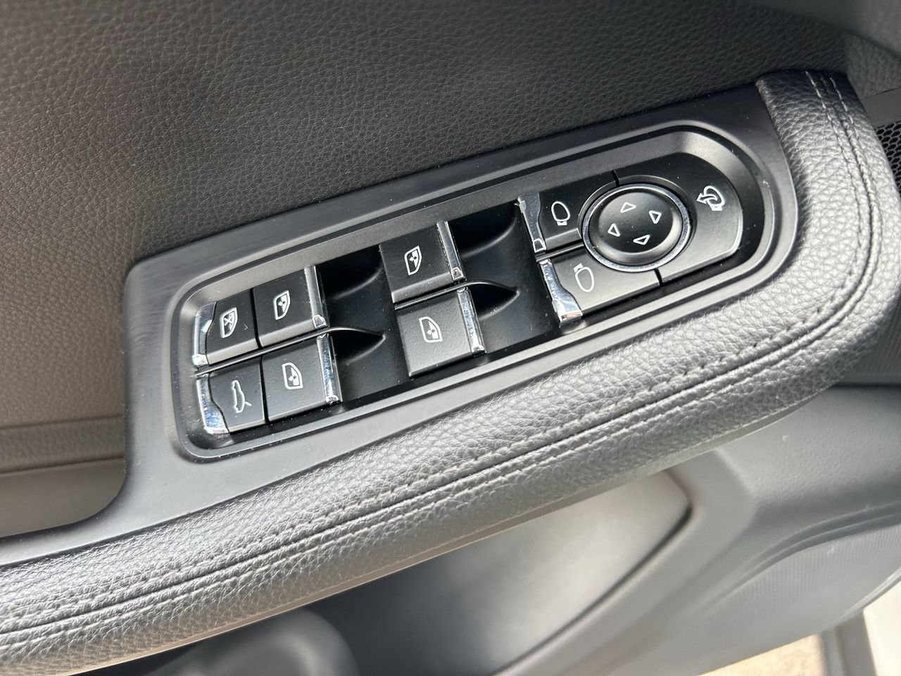 Used 2017 Porsche Macan AWD/4WD image 30