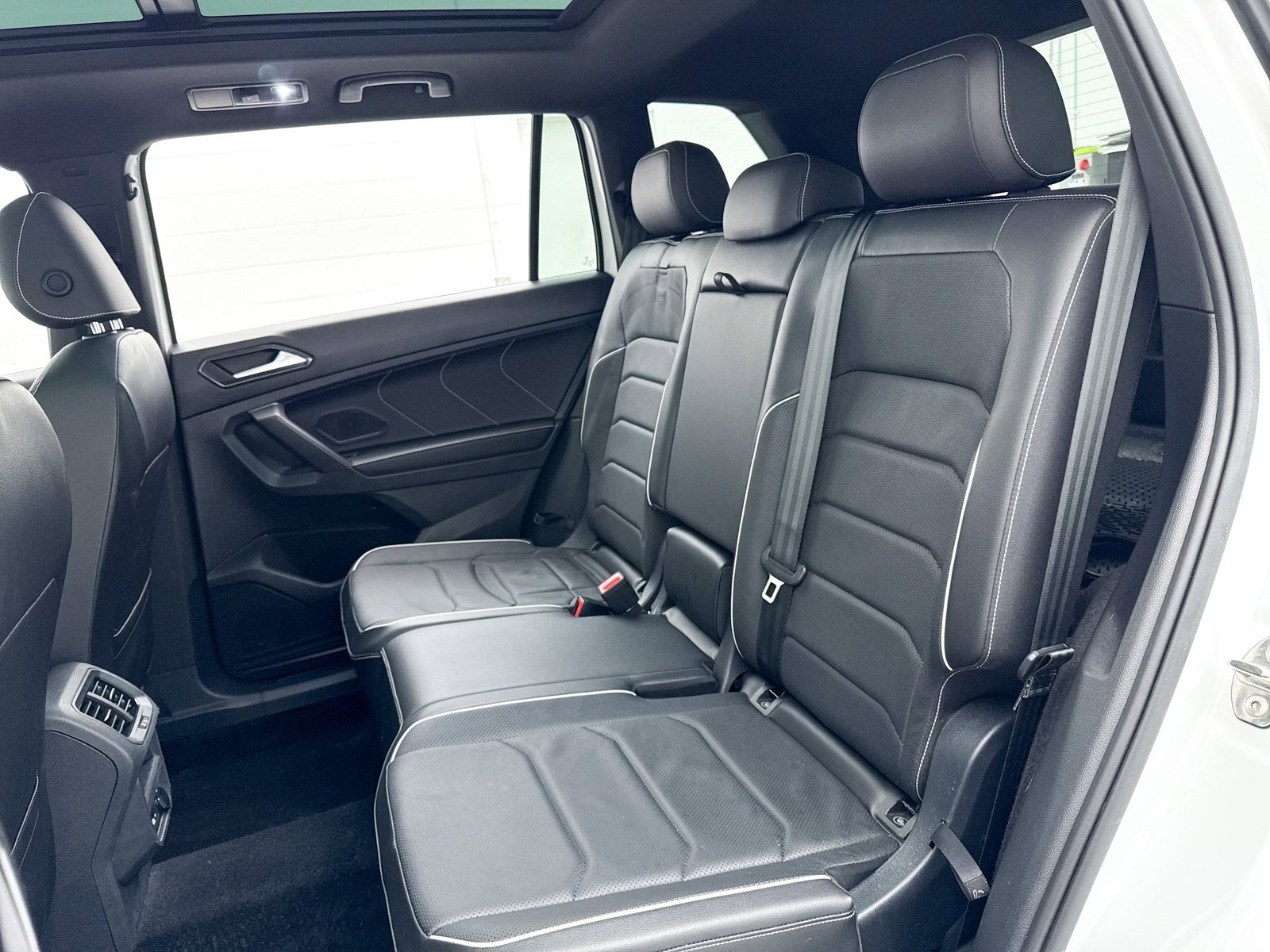 Used 2022 Volkswagen Tiguan SEL R-Line image 36