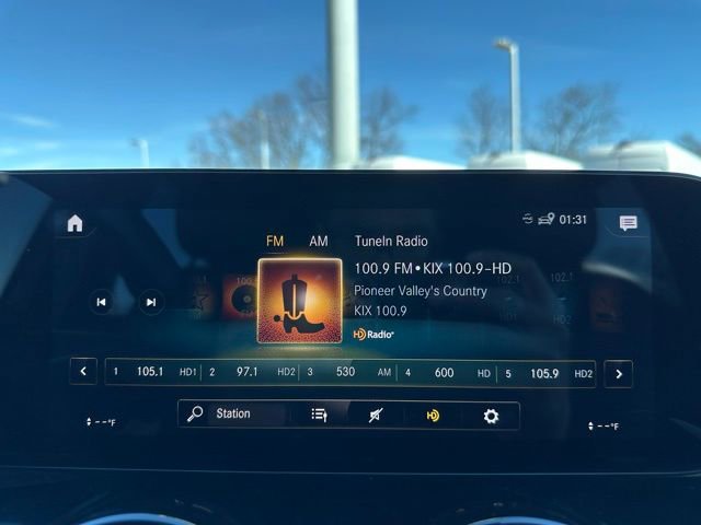 Certified 2022 Mercedes-Benz GLB 250 4MATIC w/ Premium Package Lite image 18