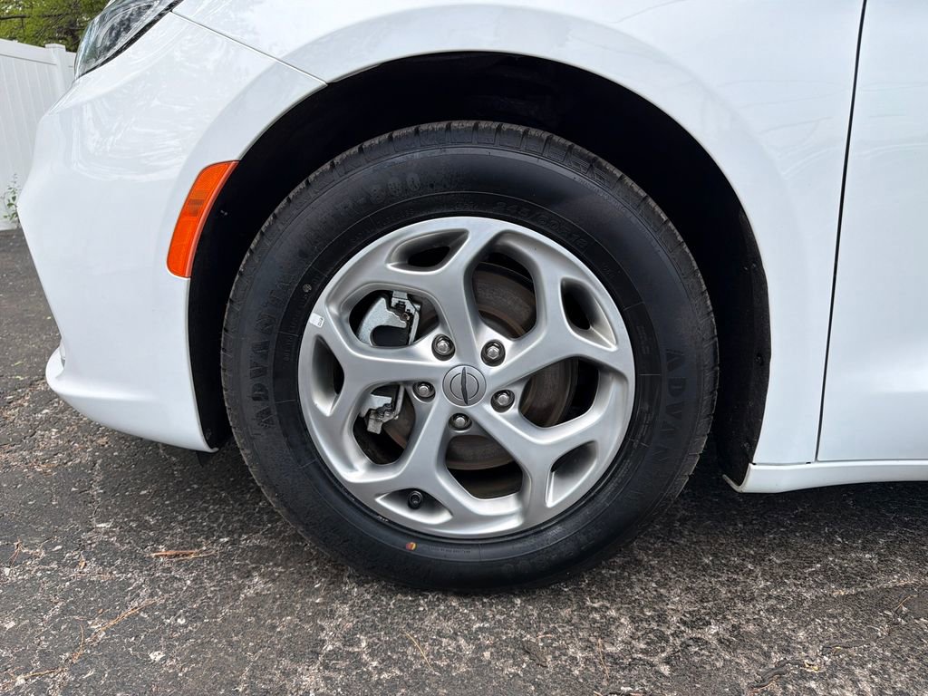 Used 2024 Chrysler Pacifica Limited FWD image 31