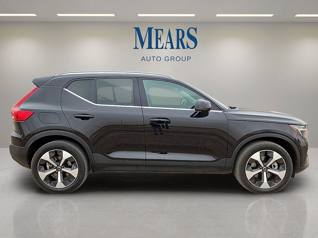 Used 2024 Volvo XC40 B5 Plus AWD/4WD image 6