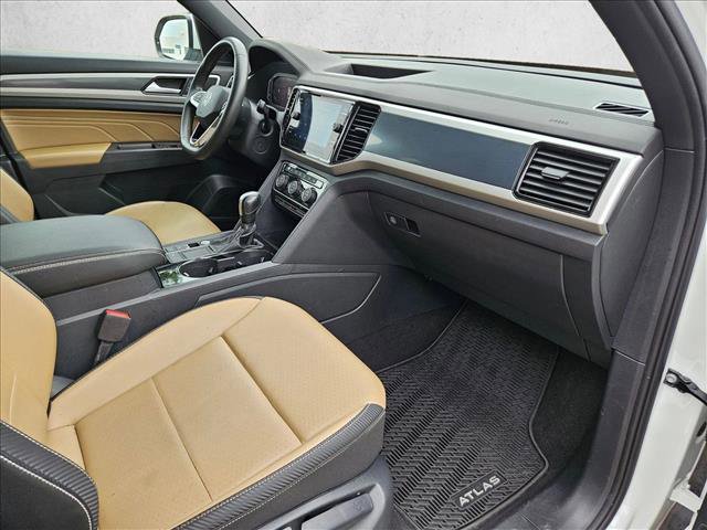 Used 2022 Volkswagen Atlas Cross Sport SE w/ Panoramic Sunroof Package FWD image 18