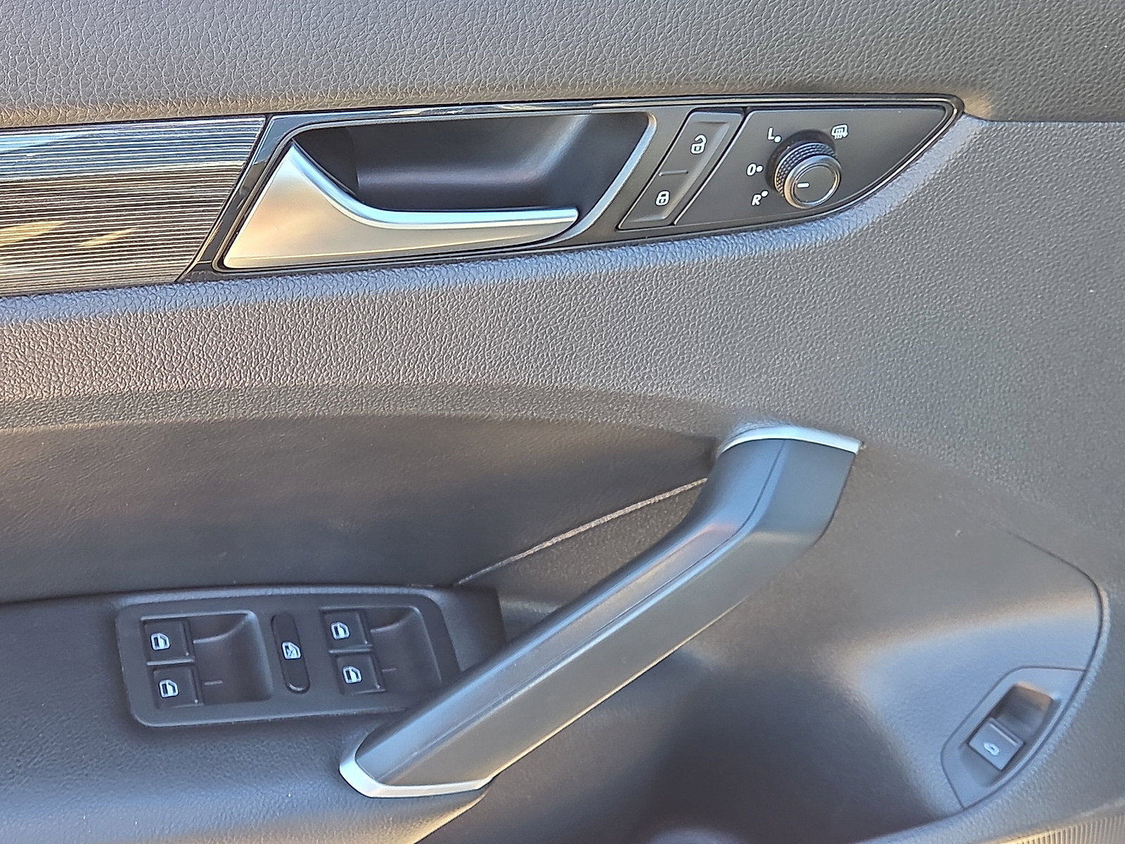 Used 2021 Volkswagen Passat 2.0T R-Line image 11