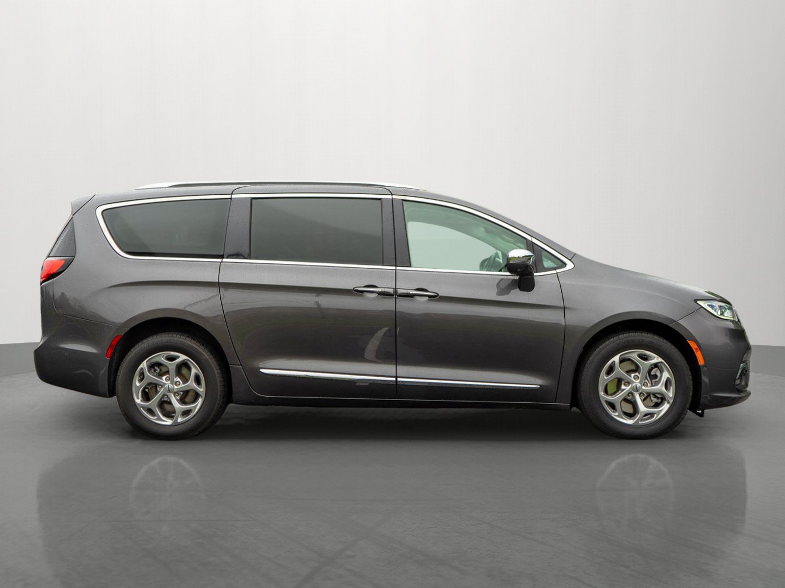 Used 2021 Chrysler Pacifica Limited w/ Premium & Safety Sphere Group AWD/4WD image 8