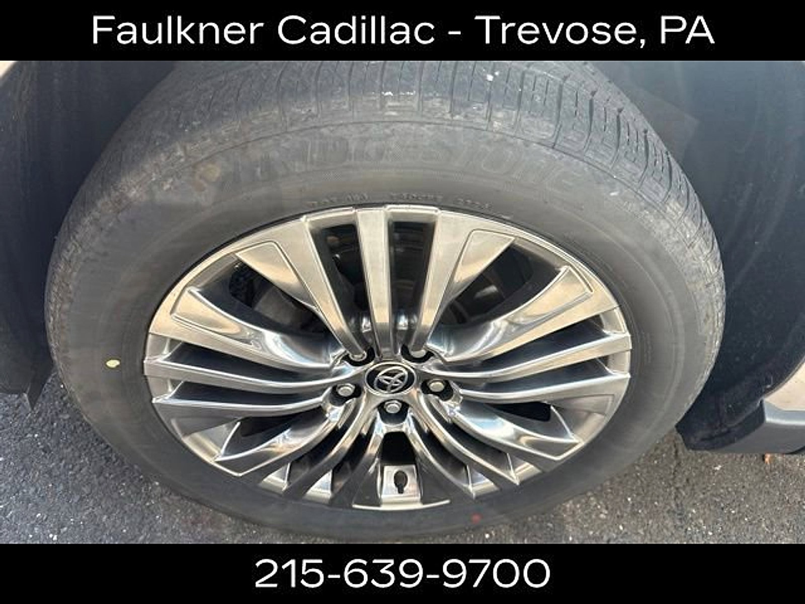 Used 2024 Toyota Venza XLE AWD/4WD image 8