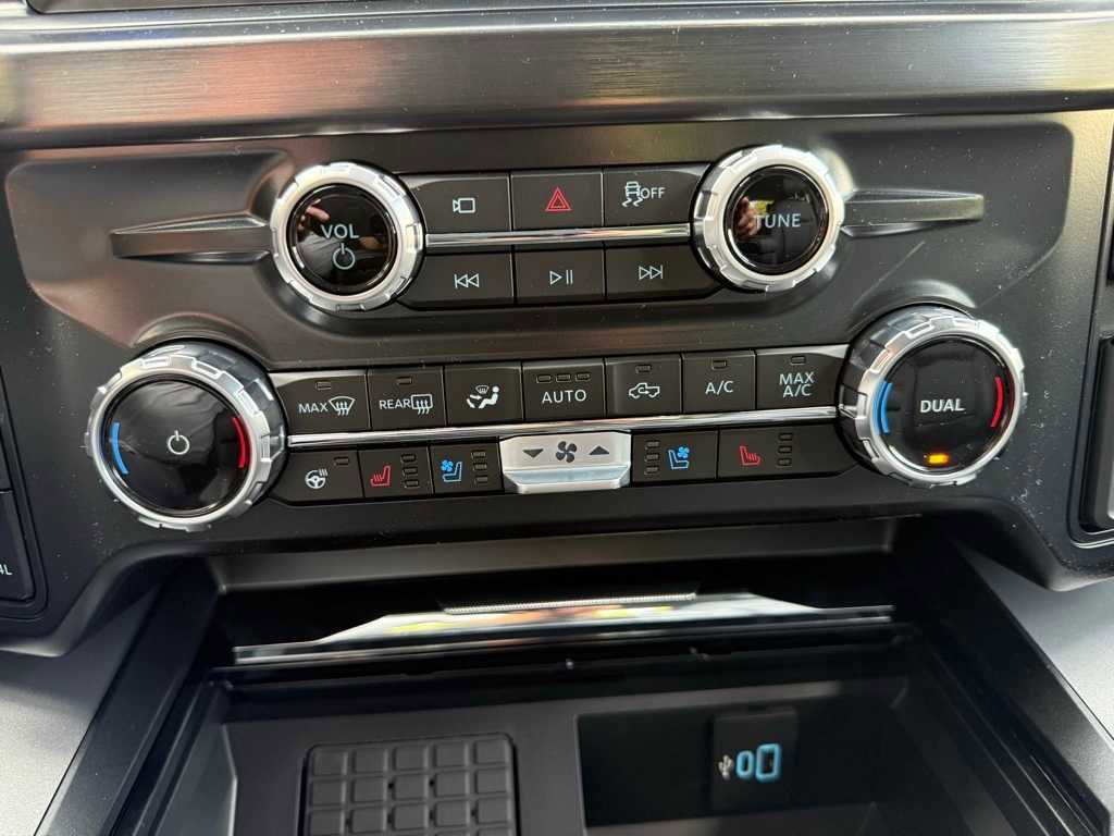 New 2026 Ford F250 Lariat w/ Black Appearance Package image 18