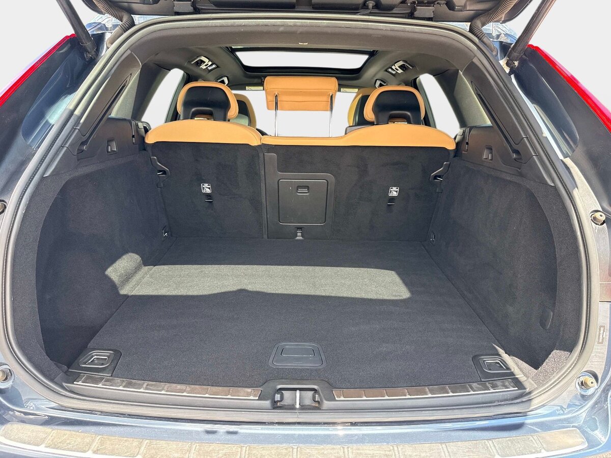 Used 2018 Volvo XC60 T5 Momentum w/ Vision Package AWD/4WD image 9