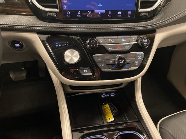Used 2024 Chrysler Pacifica Limited image 13