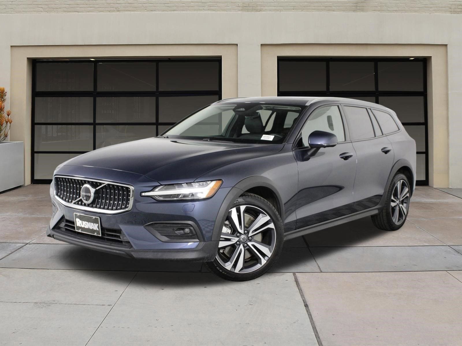 Certified 2025 Volvo V60 B5 Cross Country Plus image 3
