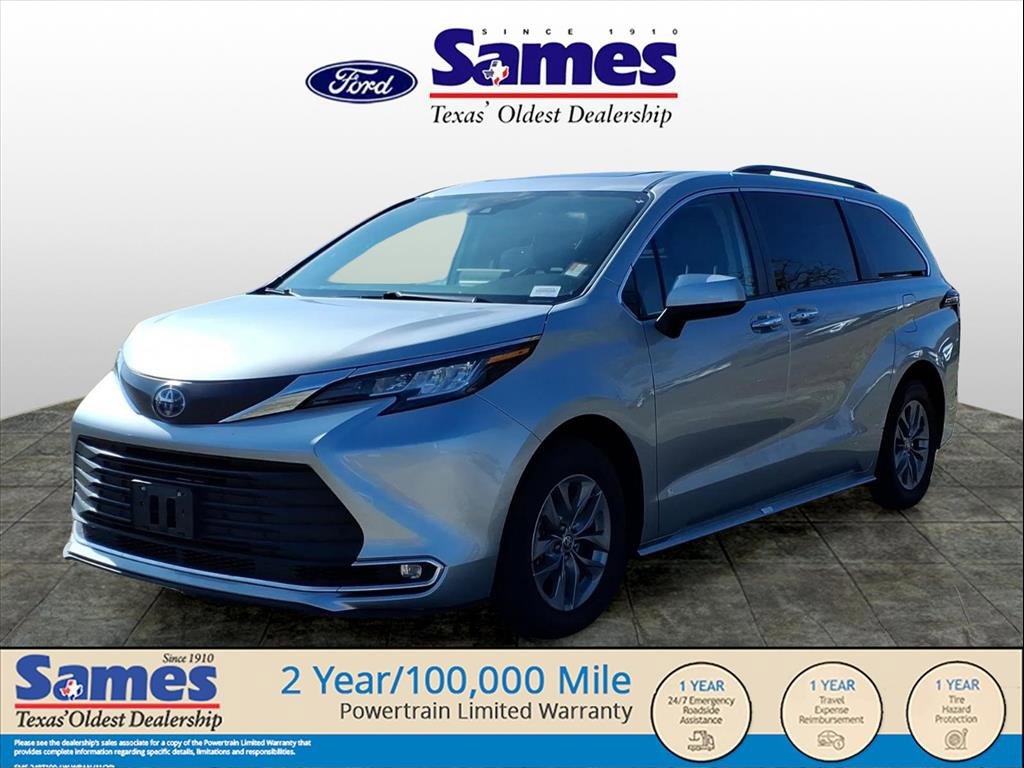 Used 2023 Toyota Sienna XLE image 3