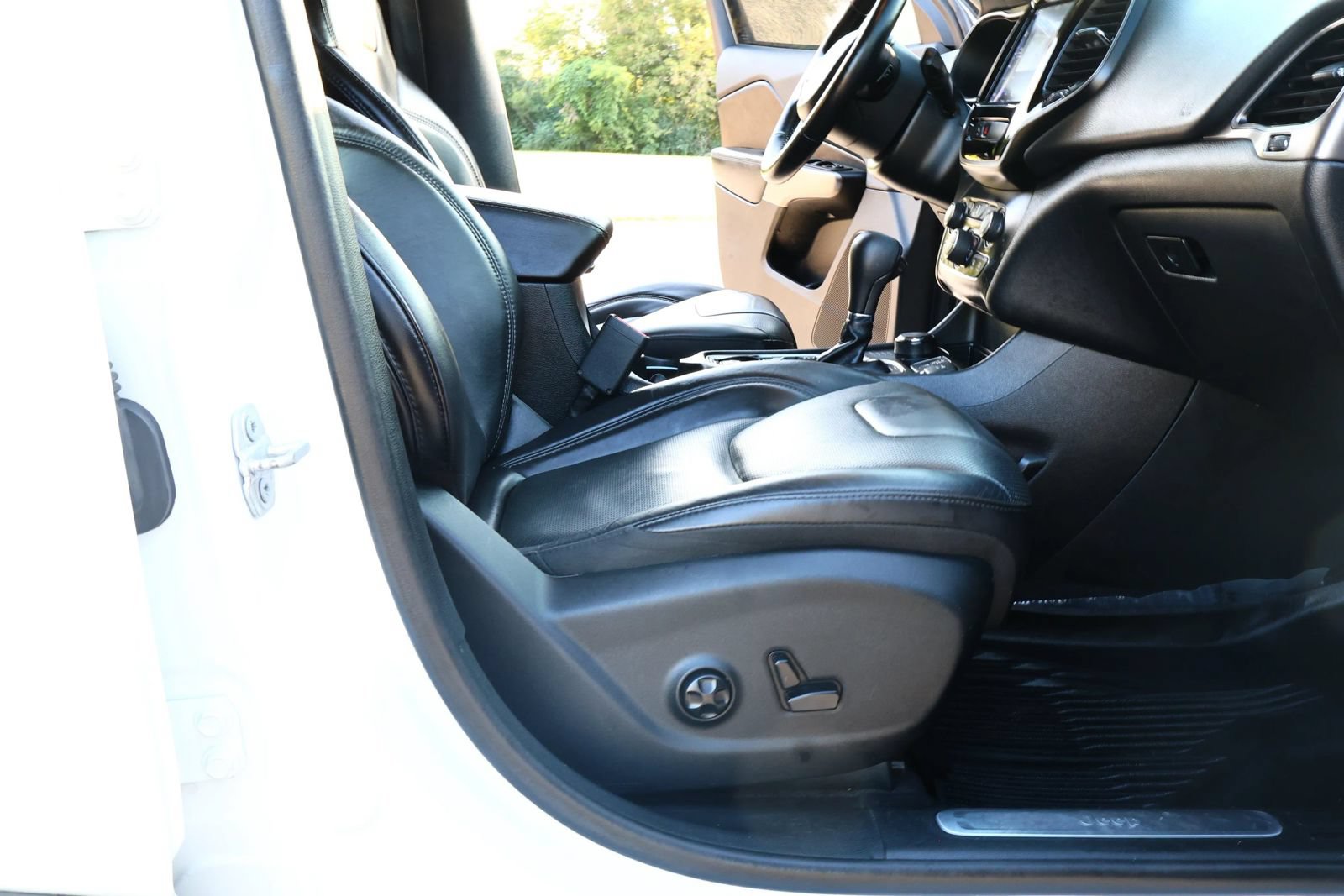 Used 2019 Jeep Cherokee Limited AWD/4WD image 19