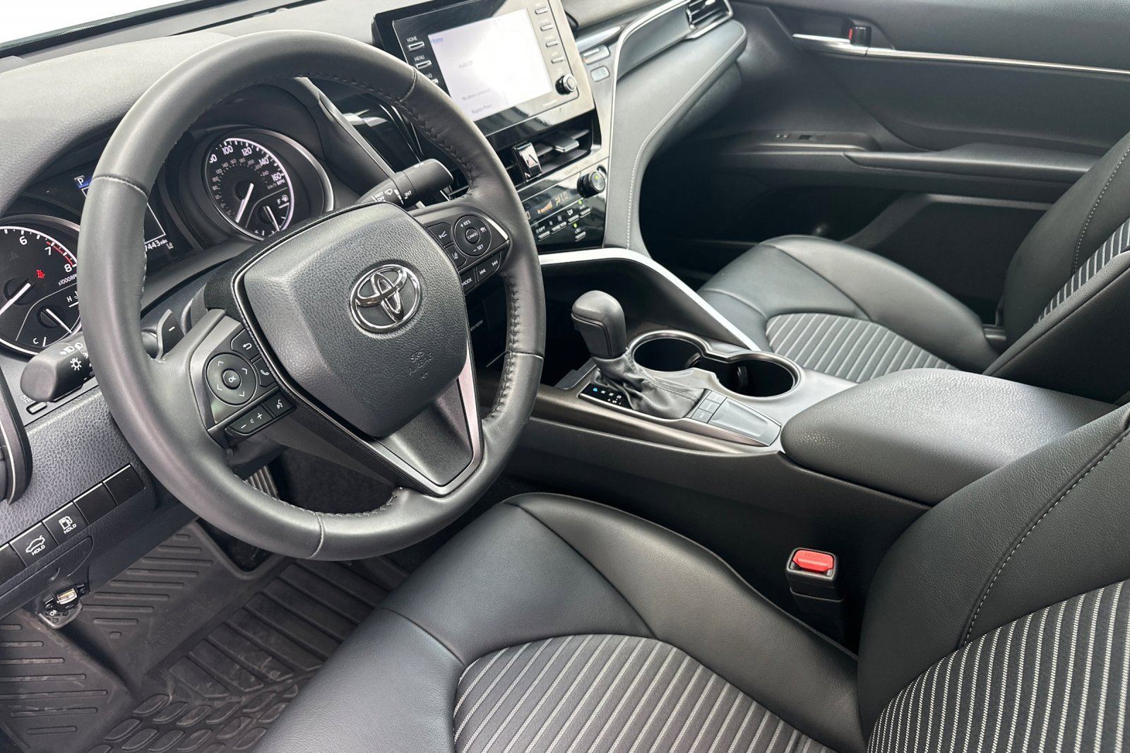 Used 2024 Toyota Camry SE image 9