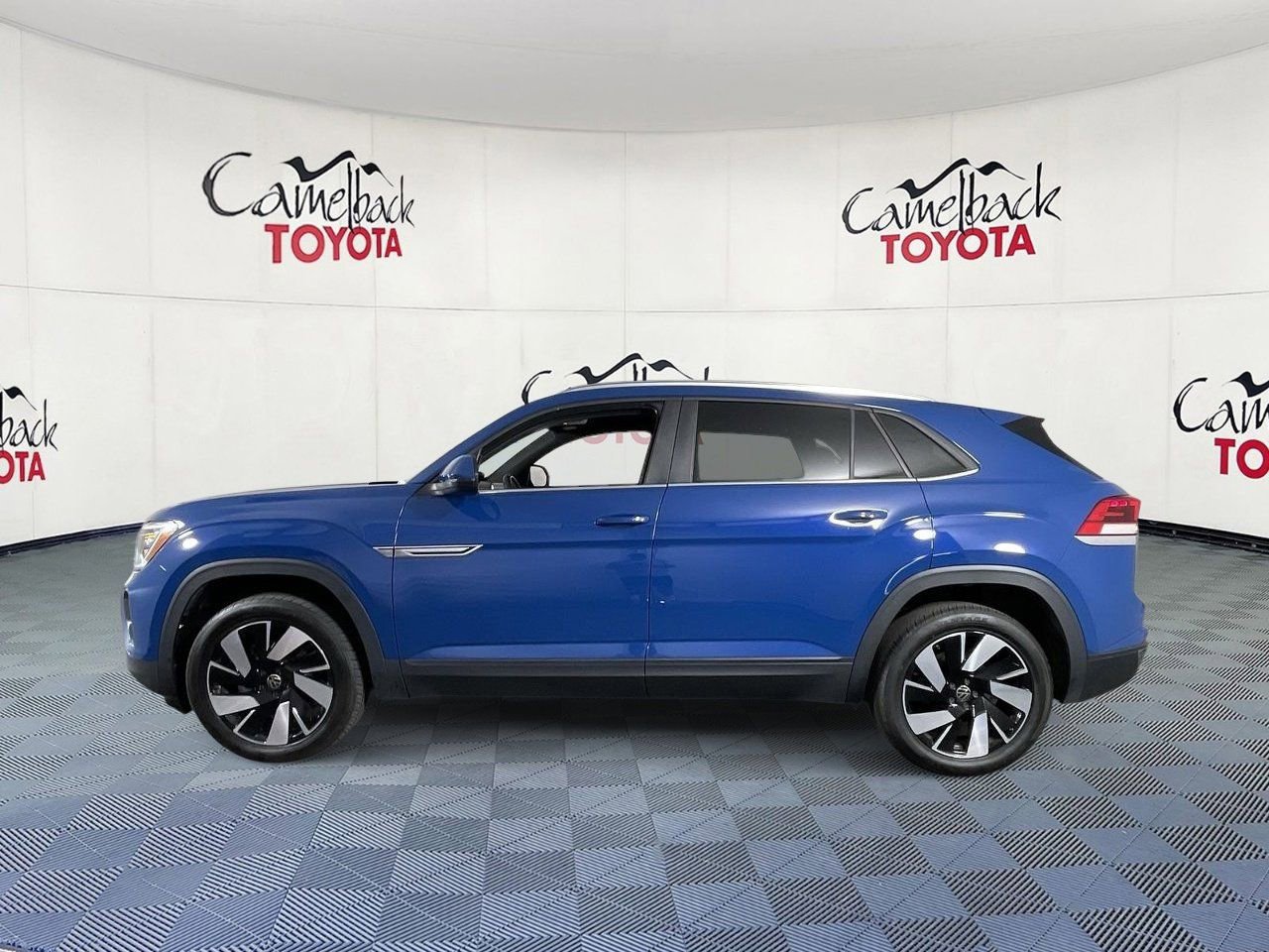 Used 2025 Volkswagen Atlas Cross Sport SE FWD image 4