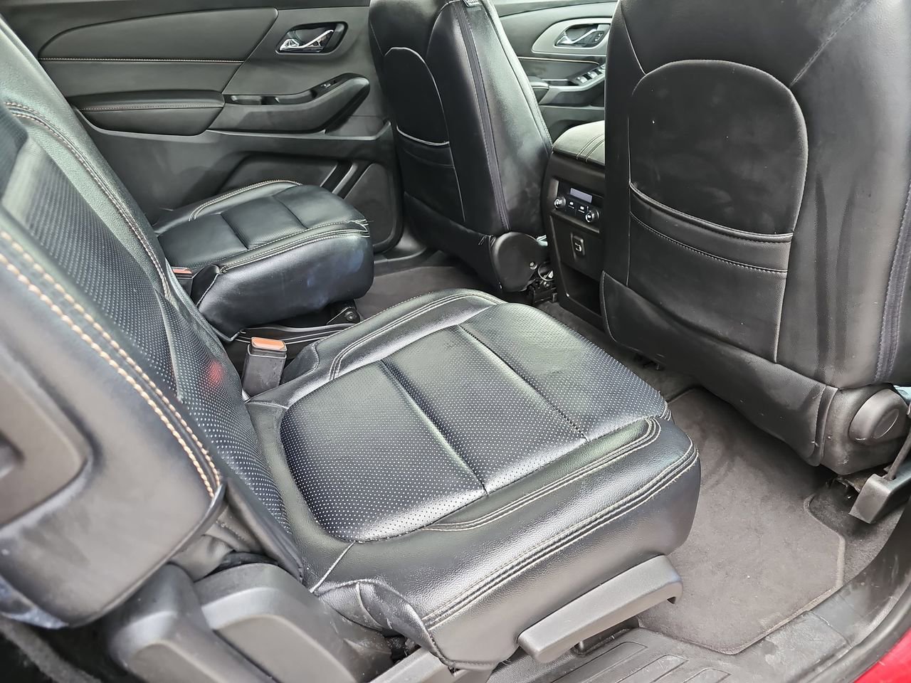 Used 2020 Chevrolet Traverse LT image 14