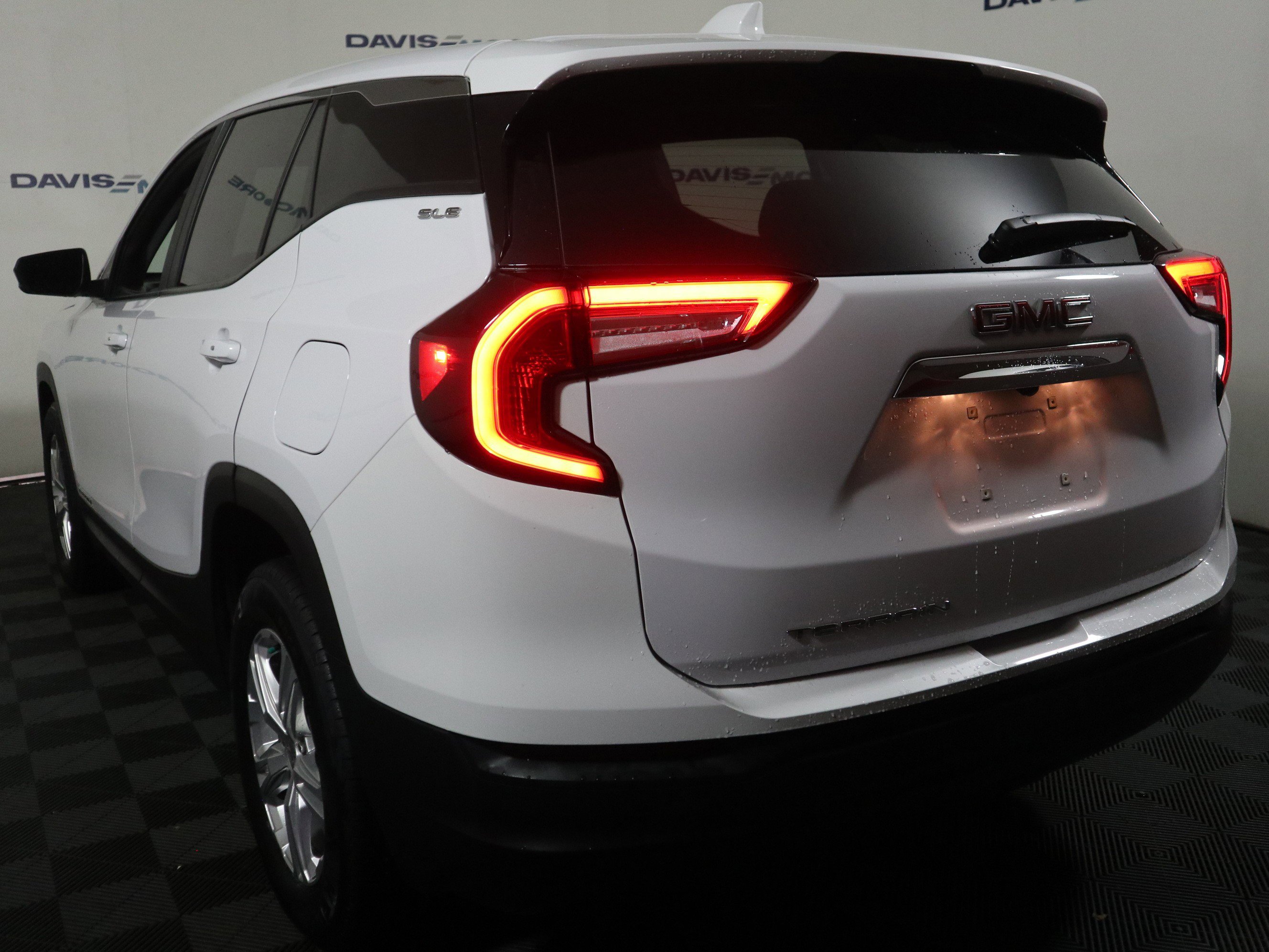 Used 2022 GMC Terrain SLE image 9