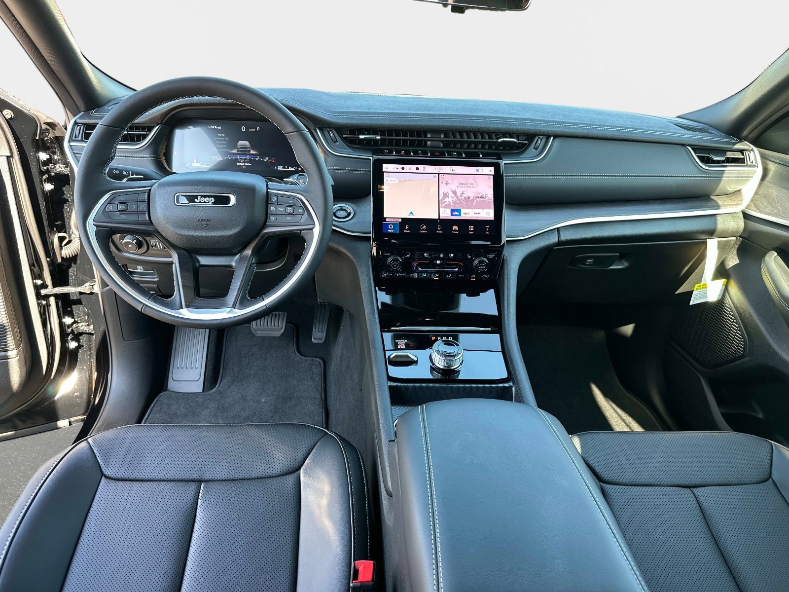 New 2025 Jeep Grand Cherokee Limited w/ Luxury Tech Group II AWD/4WD image 18