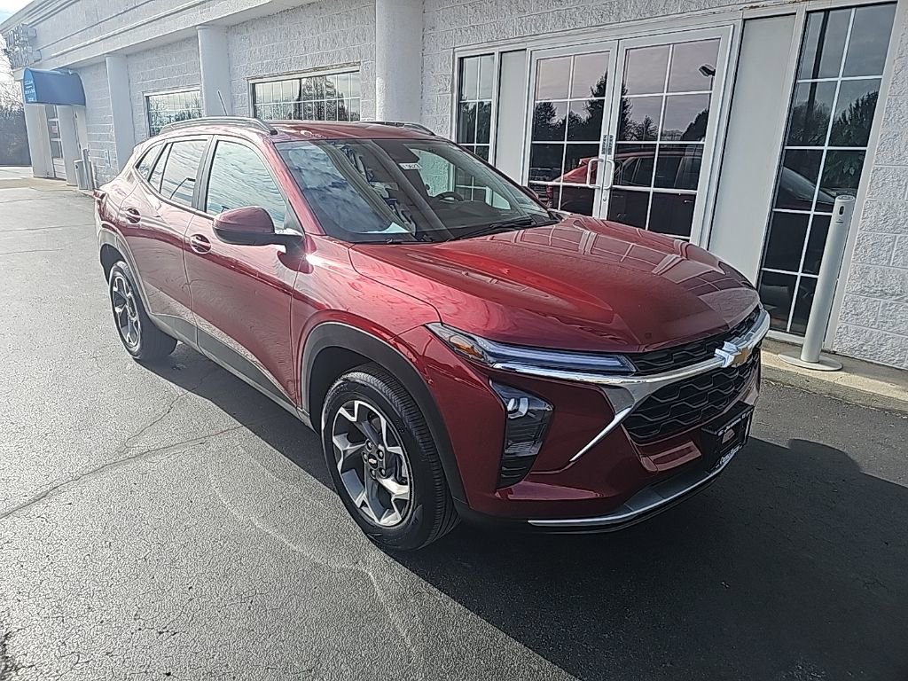 Used 2025 Chevrolet Trax LT w/ LT Convenience Package image 2