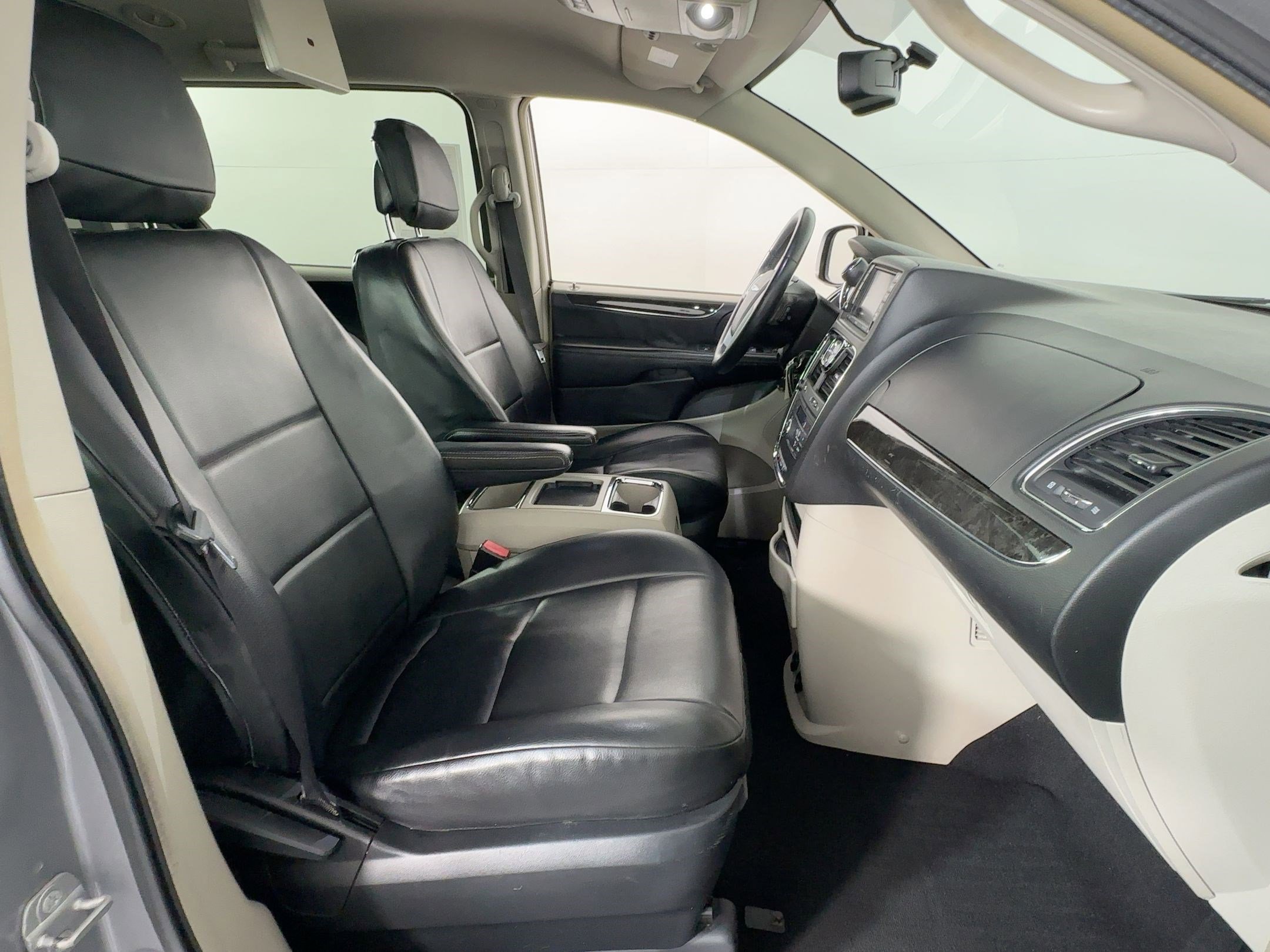 Used 2014 Chrysler Town & Country Touring image 28