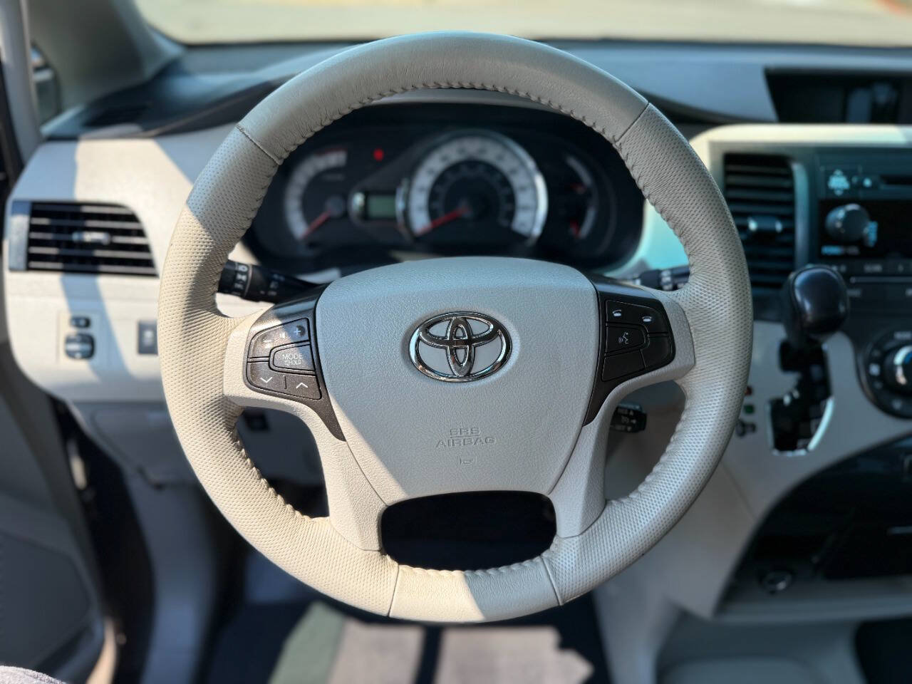 Used 2013 Toyota Sienna SE FWD image 13