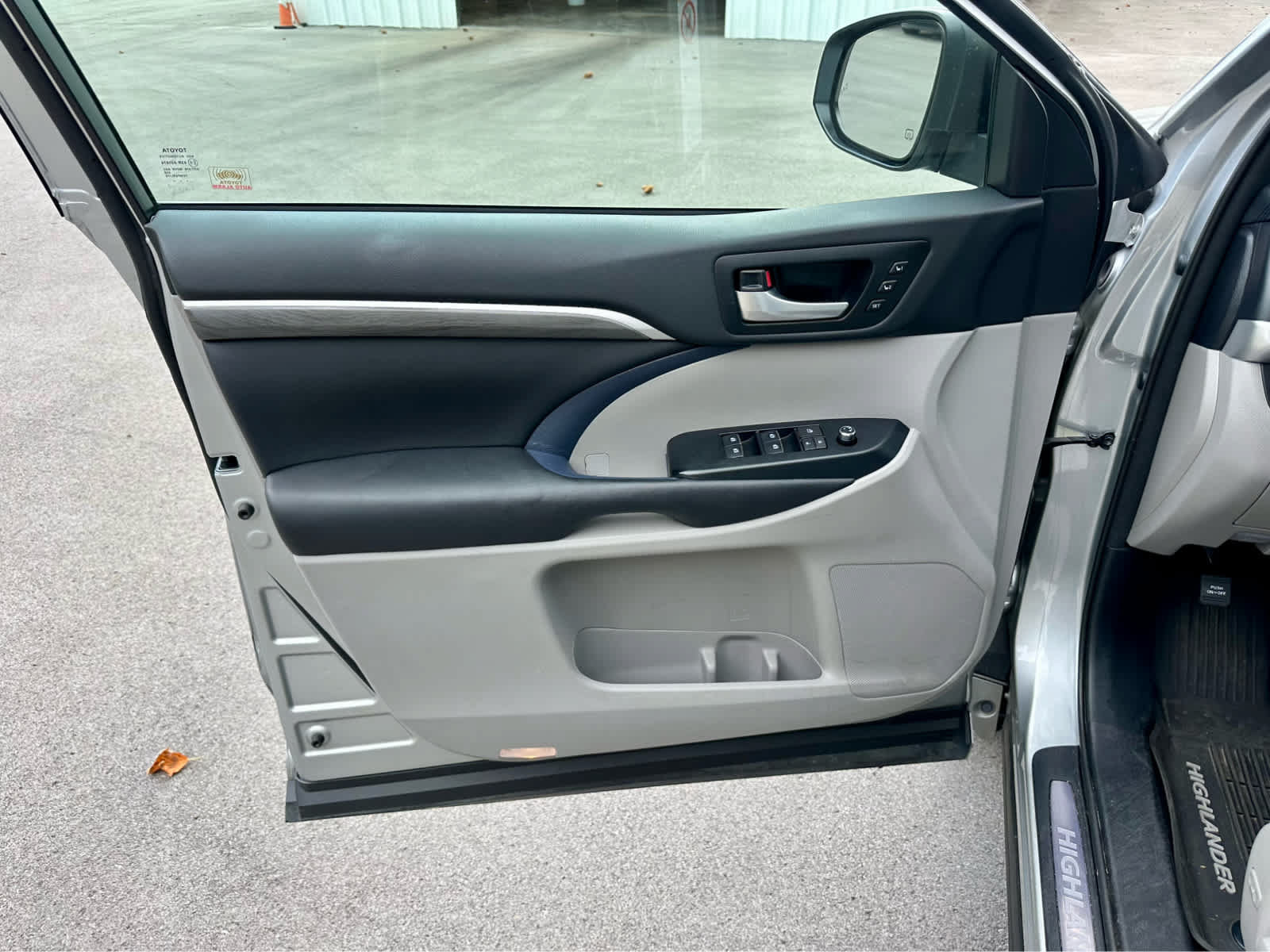 Used 2017 Toyota Highlander Limited Platinum AWD/4WD image 10