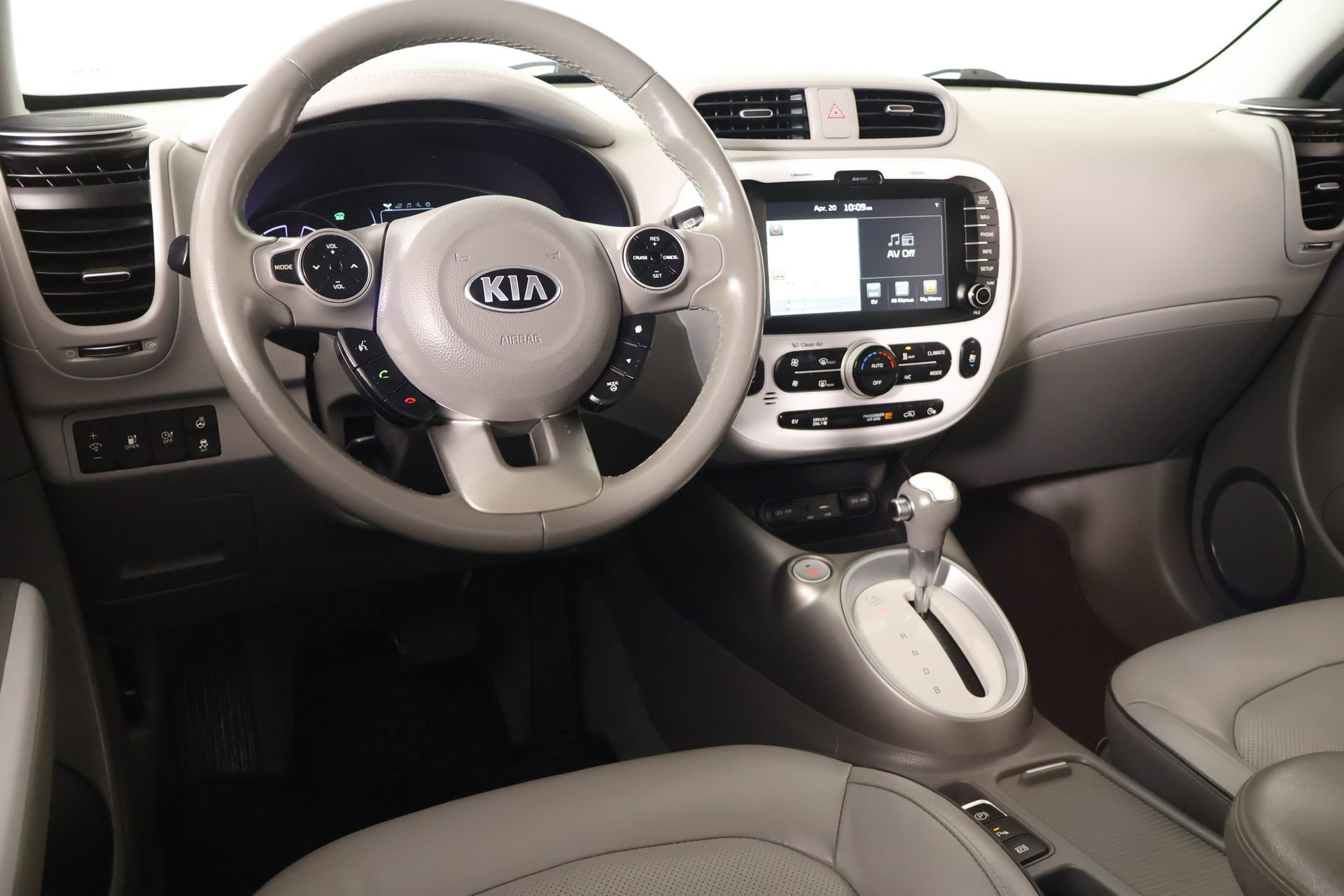 Used 2018 Kia Soul EV + image 2