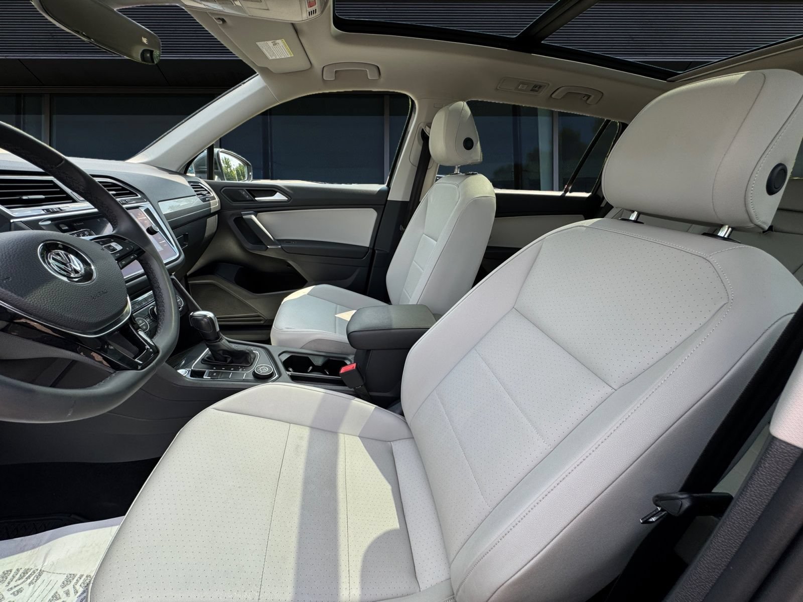 Used 2020 Volkswagen Tiguan SEL AWD/4WD image 2