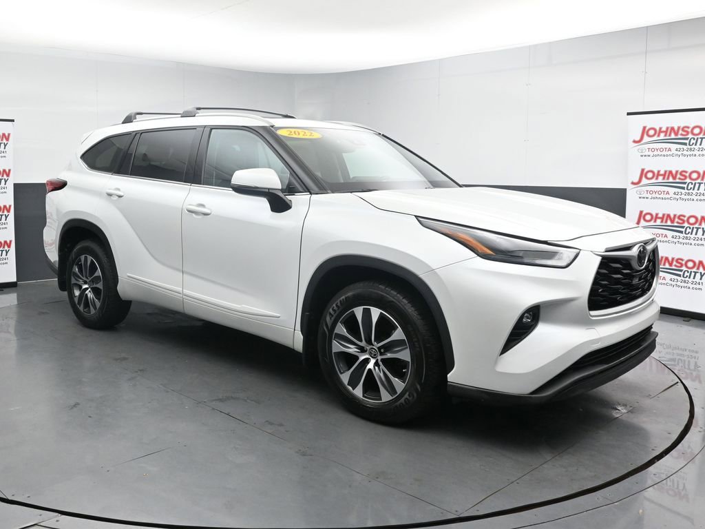 Used 2022 Toyota Highlander XLE AWD/4WD image 2