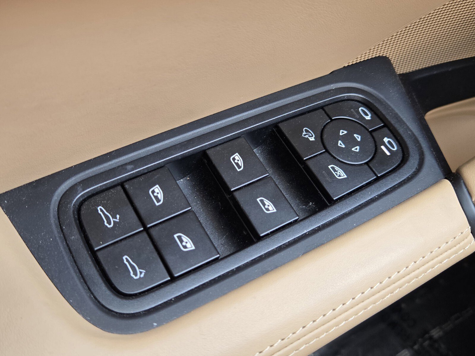 Used 2025 Porsche Cayenne Coupe image 29